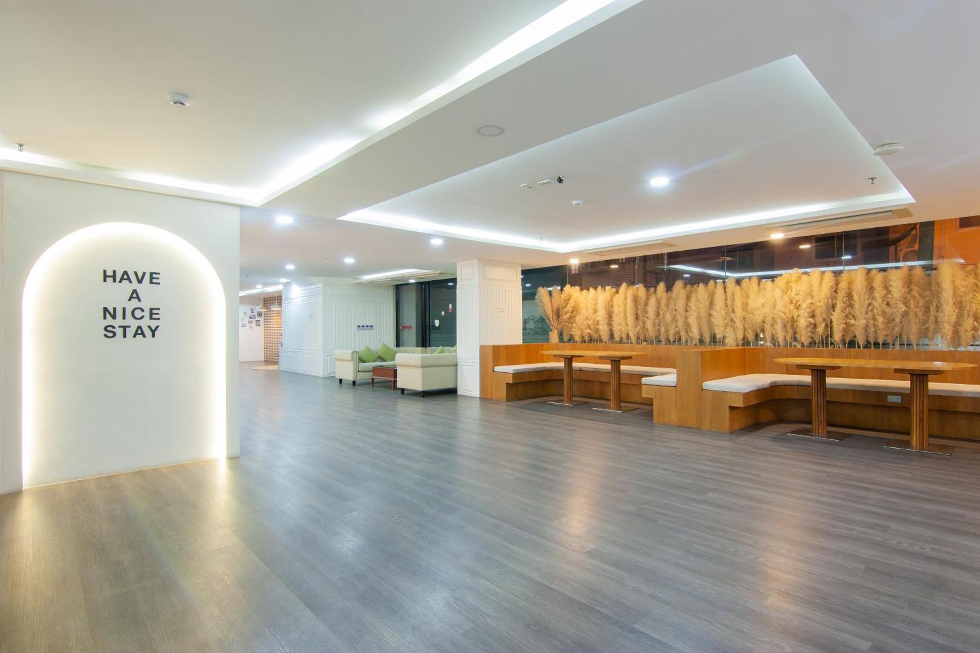 Golden Jomtien Beach Hotel Exterior photo